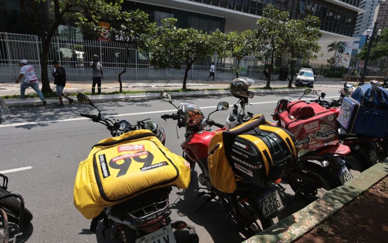 Municípios devem regulamentar serviço de mototáxi em SP, diz proposta 