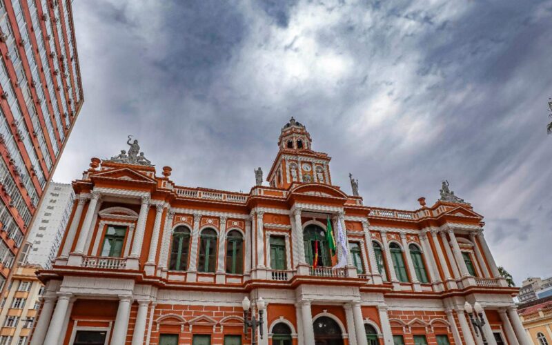Nível do Rio Guaíba extrapola cota de inundação em Porto Alegre