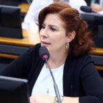 Oposição critica ordem de prisão de Carla Zambelli; PT pede a cassação do mandato da deputada - Notícias