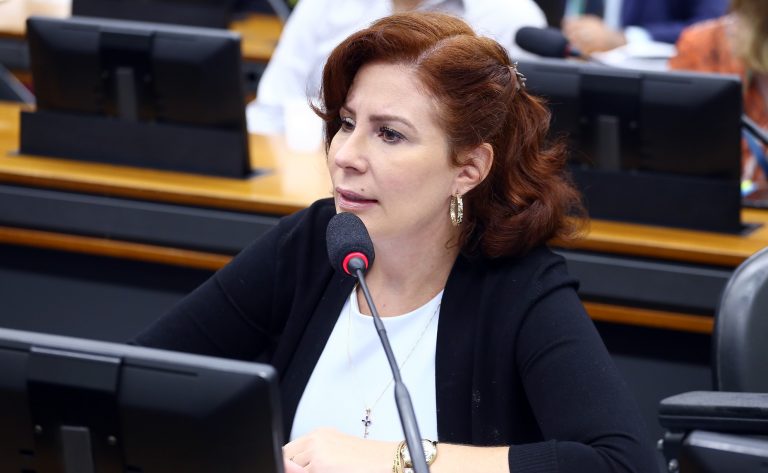 Oposição critica ordem de prisão de Carla Zambelli; PT pede a cassação do mandato da deputada - Notícias