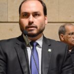 PF diz que Bolsonaro e Carlos integravam organização criminosa na Abin