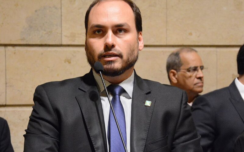 PF diz que Bolsonaro e Carlos integravam organização criminosa na Abin