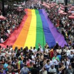 Parada LGBT+ de SP discute o envelhecimento em meio à festa e reflexão