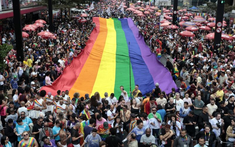 Parada LGBT+ de SP discute o envelhecimento em meio à festa e reflexão