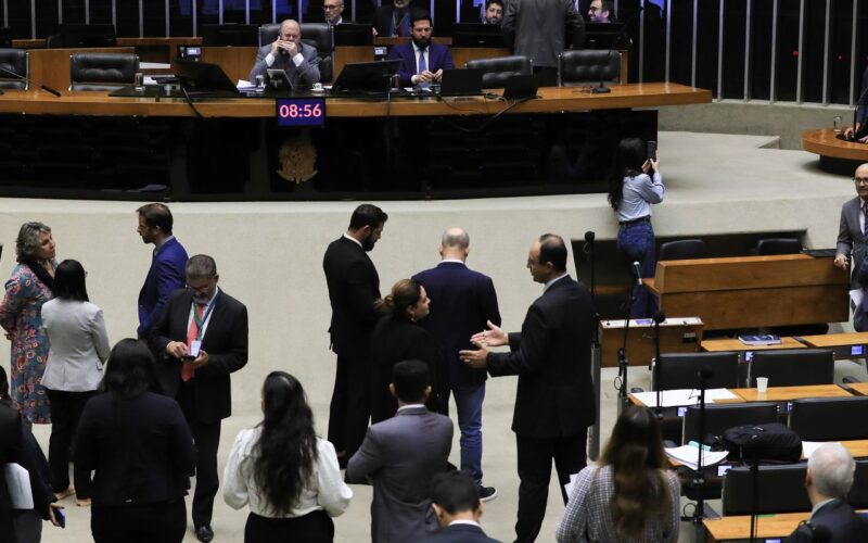Plenário da Câmara repercute derrubada de decreto sobre IOF