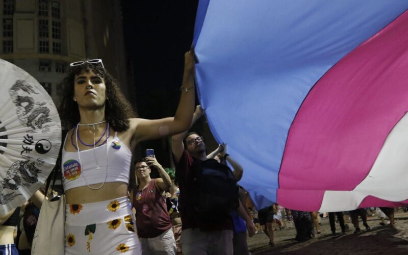 População trans se opõe à nova idade mínima para terapia hormonal