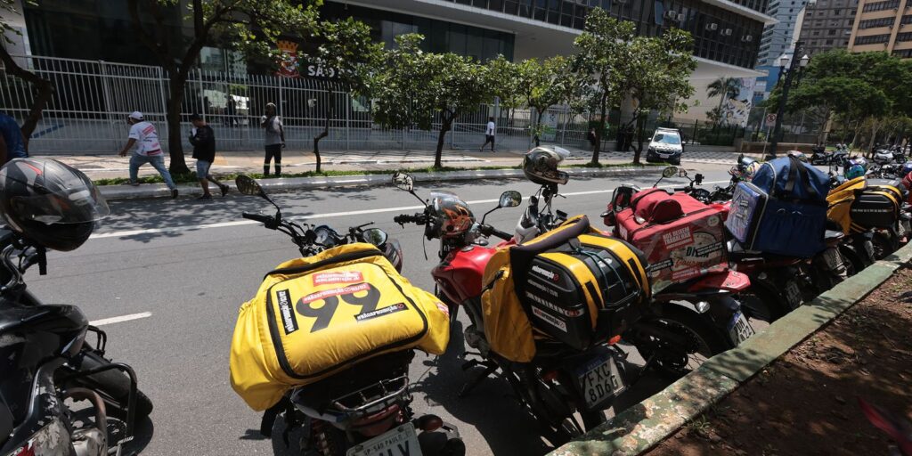 Procon-SP multa Uber e 99 por oferecer serviço de mototáxi na capital