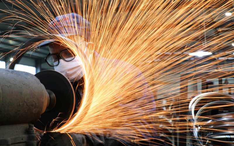 Produção industrial tem alta de 0,1% de março para abril