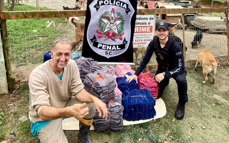 Projeto AqueçaPPet da Polícia Penal de SC produz mantas para animais acolhidos por ONGs