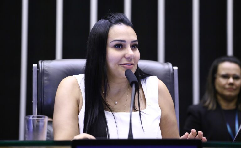 Projeto obriga plataformas digitais a alertar sobre riscos de vício em conteúdo adulto - Notícias