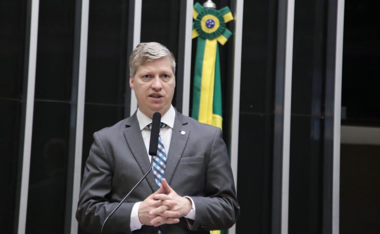 Projeto suspende necessidade de visto para turistas de Austrália, Canadá, EUA e Japão visitarem o Brasil - Notícias