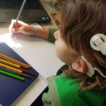 Publicação da Fundação Catarinense de Educação Especial orienta escolas sobre implante de dispositivo auditivo