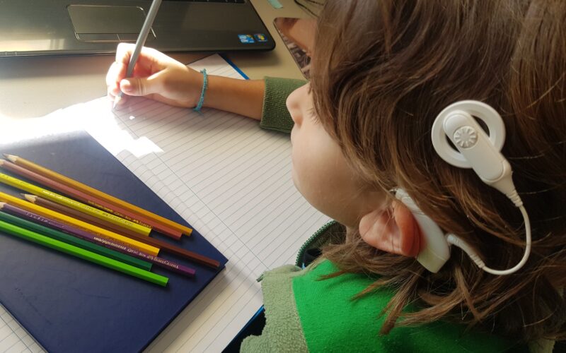 Publicação da Fundação Catarinense de Educação Especial orienta escolas sobre implante de dispositivo auditivo