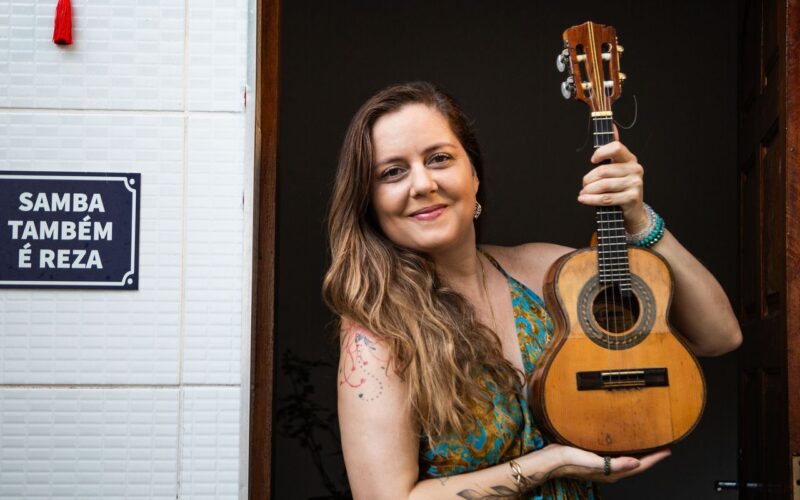 Roberta Nistra segue linhagem da mulher sambista que toca cavaquinho