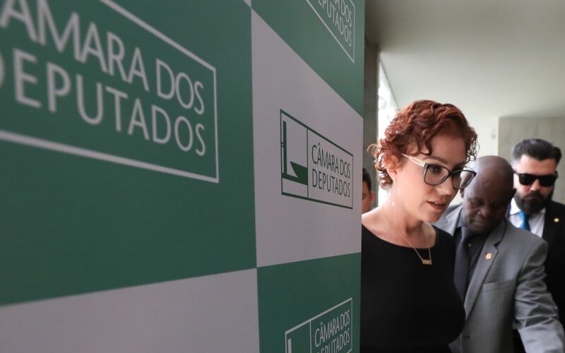 STF julga recurso de Carla Zambelli para anular condenação