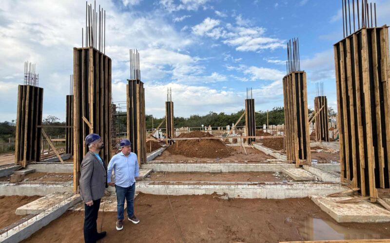 Saúde em Obras: Construção do Hospital Regional de Palhoça avança e recebe visita do secretário da Saúde