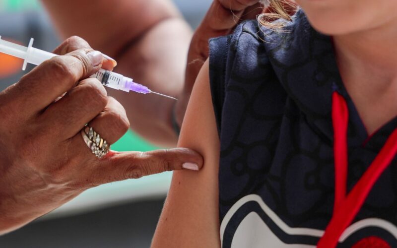 Saúde reforça importância da vacinação contra a gripe diante do aumento de casos graves