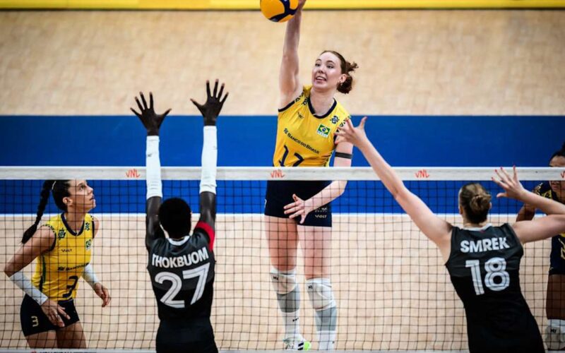 Seleção feminina de vôlei sofre, mas bate Canadá na Liga das Nações