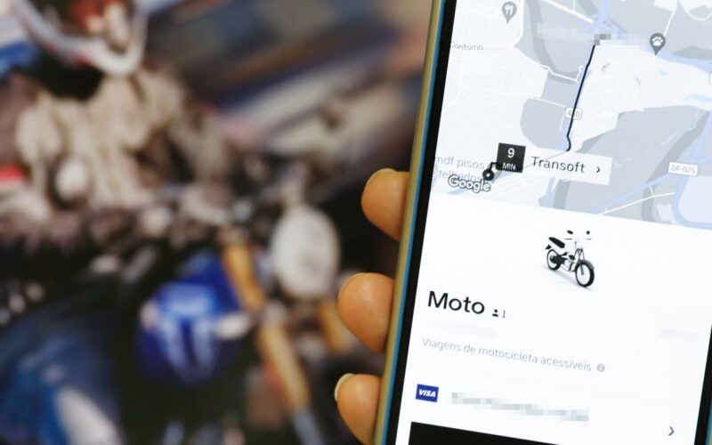 Tarcísio sanciona lei para regulamentar serviço de mototáxi em SP