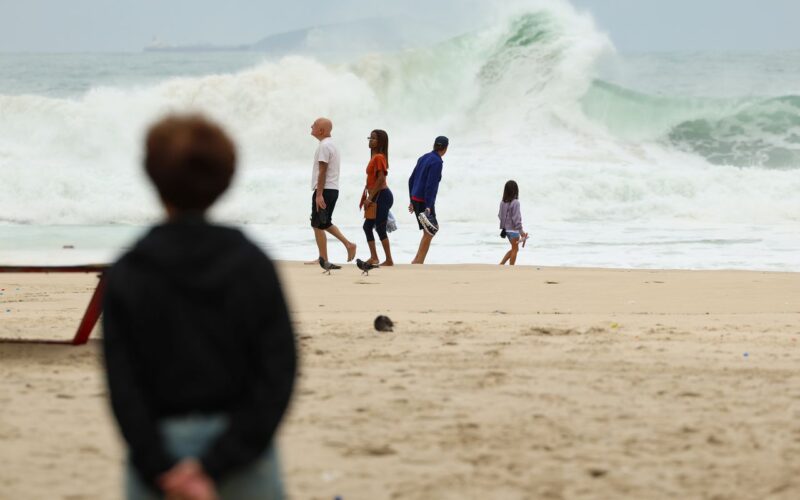 Temperatura cai no Rio, com ventania e mar de ressaca