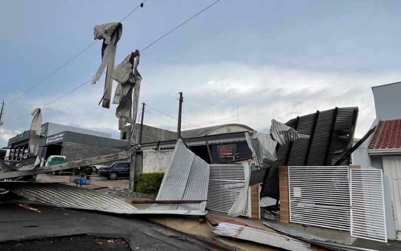 Temporais provocam danos no Oeste de SC e devem se intensificar nas próximas horas