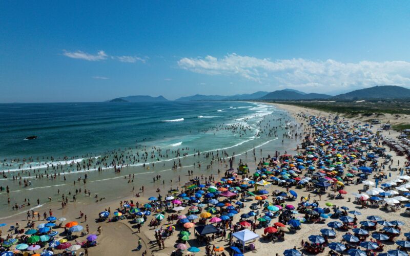 Turismo em Santa Catarina registra segundo maior crescimento do país no verão 2025