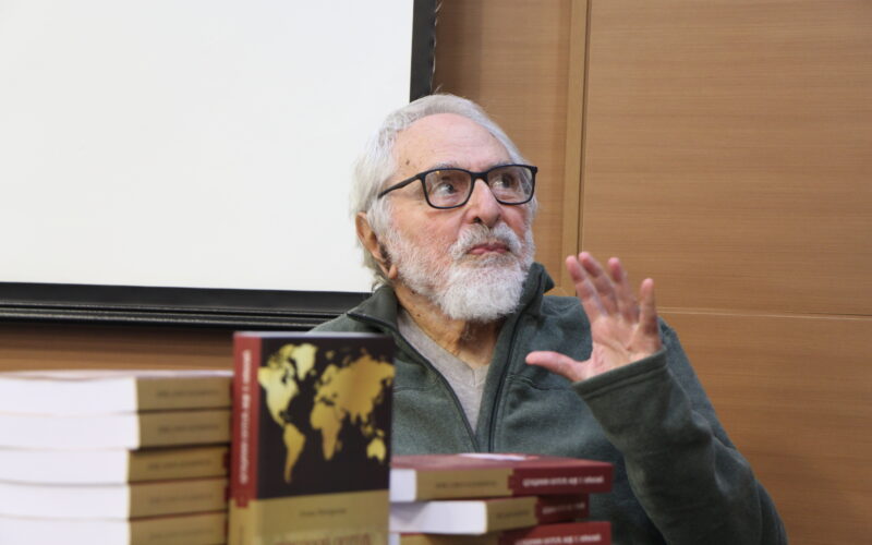 Udesc Faed recebe lançamento de livro escrito por docente referência da geografia no país