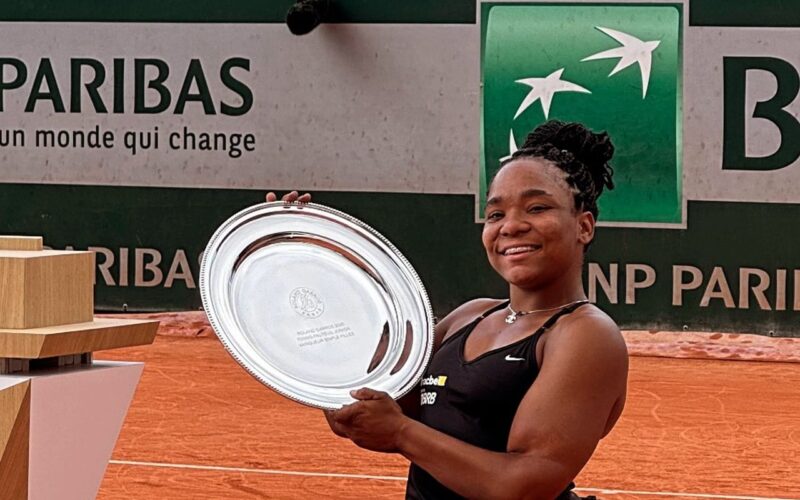 Vitória Miranda é campeã juvenil de simples e duplas em Roland Garros