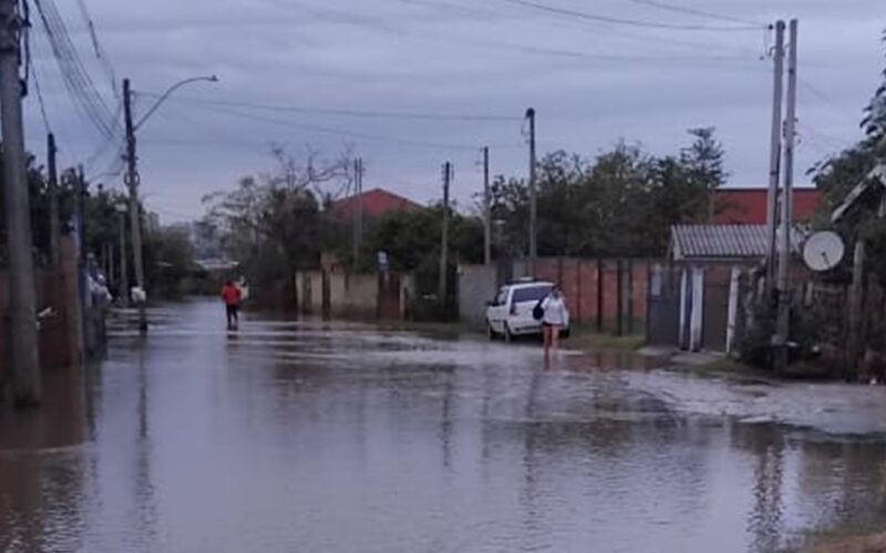 Vulnerável a cheias, ilha de Porto Alegre é atingida por chuvas