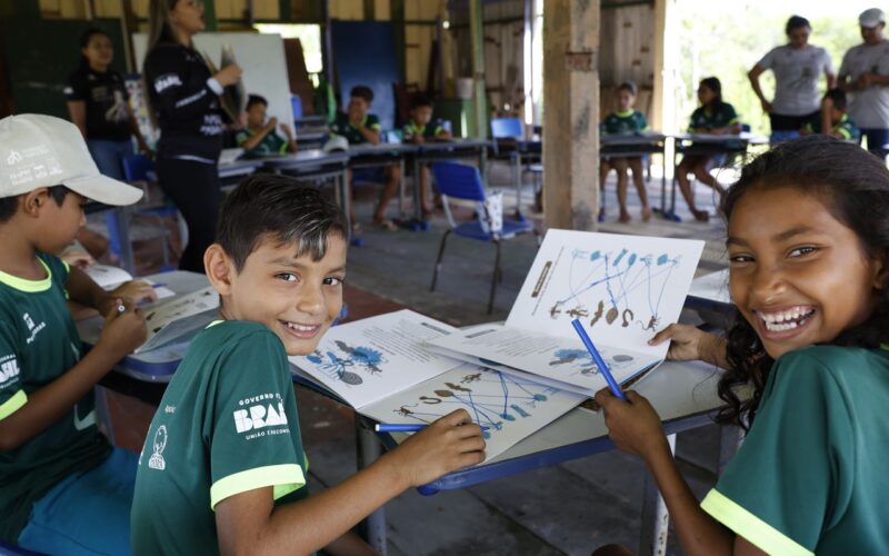 "Z de zangão": projeto aproveita vivências para alfabetizar no mangue