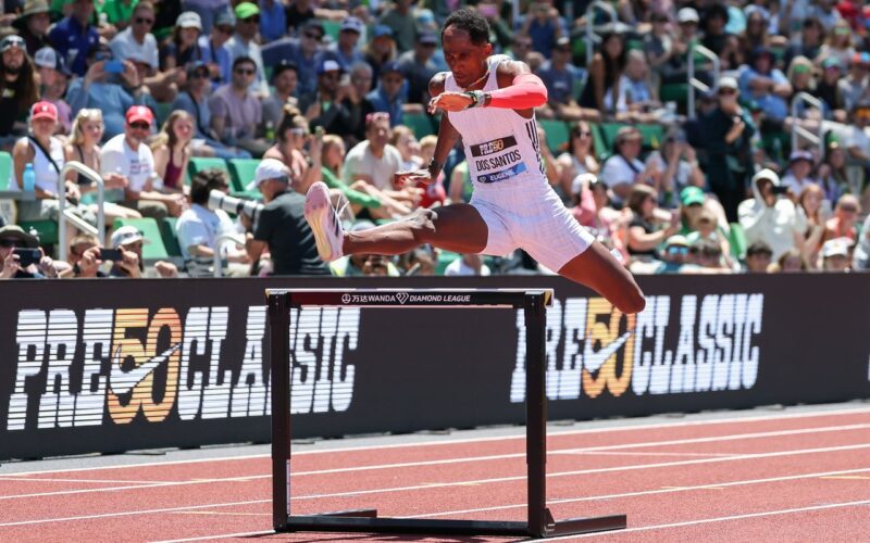 Alison dos Santos supera campeão olímpico em palco de título mundial