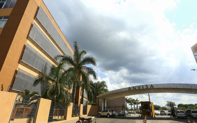 Anvisa alerta sobre uso do formol como alisante de cabelos
