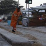 Após ondas gigantes, cinco pinguins aparecem mortos na orla do Rio