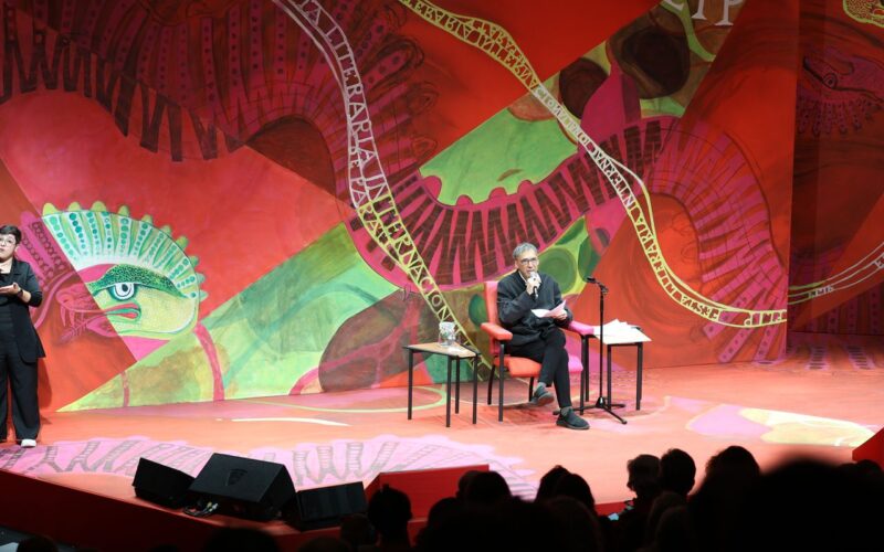 Arnaldo Antunes canta e recita Leminski na abertura da Flip, em Paraty