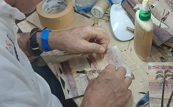 Artesão de Floripa que faz peças com palha de bananeira recebe prêmio nacional