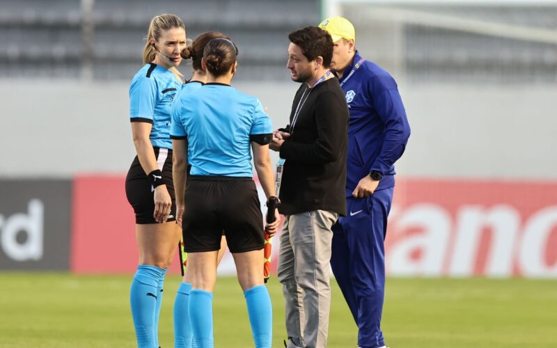 Arthur Elias cobra Conmebol por estrutura da Copa América Feminina