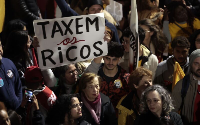 Ato na Avenida Paulista pede taxação de super-ricos e condena tarifaço