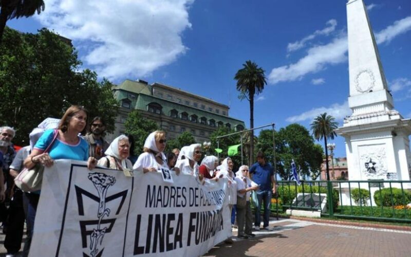 Avós da Praça de Maio encontram 140° neto sequestrado pela ditadura