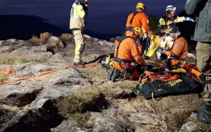 Bombeiros preparam resgate de criança que caiu em cânion no RS