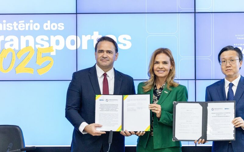 Brasil e China assinam acordo para estudar ferrovia até o Peru