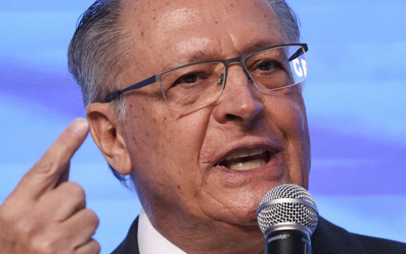Brasil está conversando “com reserva” com Estados Unidos, diz Alckmin