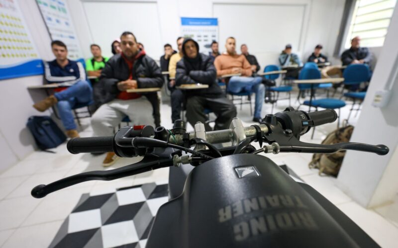 CNH Emprego na Pista: programa do Governo do Estado leva qualificação e dignidade a motofretistas no Vale do Itajaí