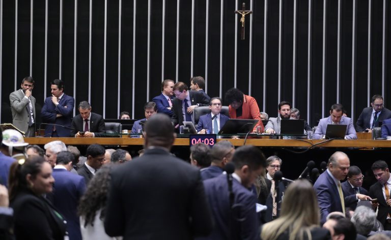 Câmara aprova regime de urgência para três projetos - Notícias