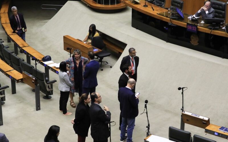 Câmara vota urgência de projeto que reduz benefícios fiscais federais