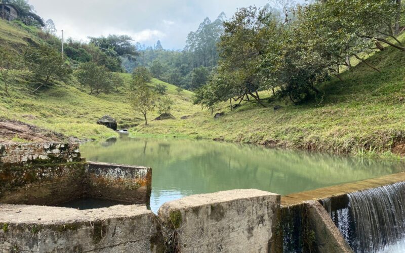Casan e Prefeitura de Benedito Novo fazem limpeza na captação do Rio Ferro