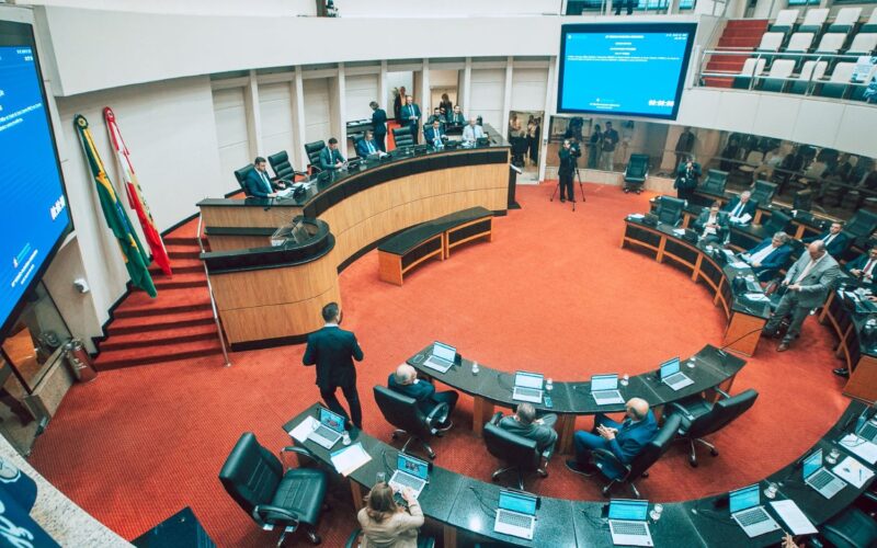 Cesta básica mais barata e incentivos à economia: Governo de SC tem pacote aprovado na Alesc