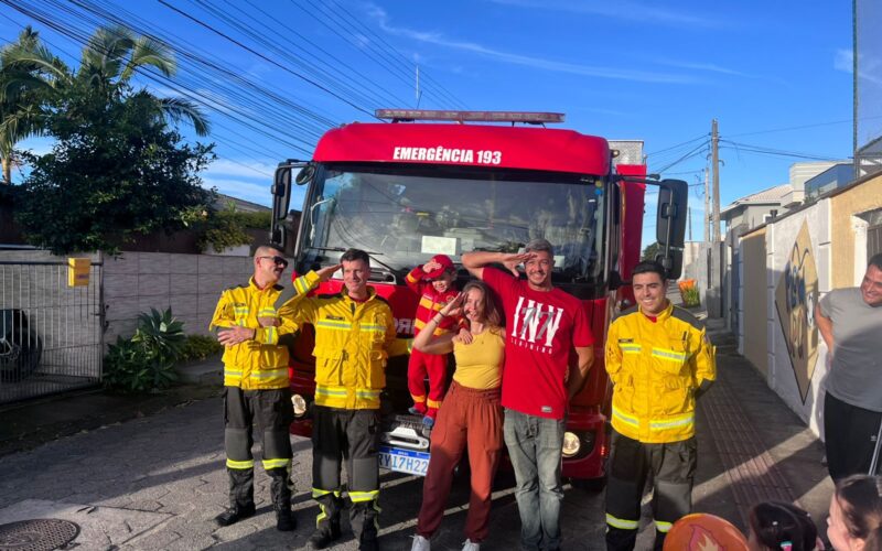 Cinco anos de vida e uma história de coragem: bombeiros realizam sonho e emocionam menino em aniversário