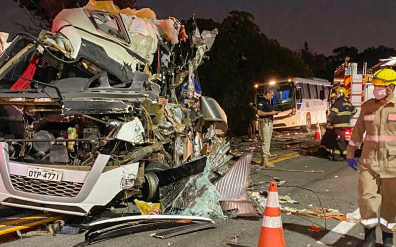 Colisão envolvendo ônibus de universitários deixa cinco mortos em GO