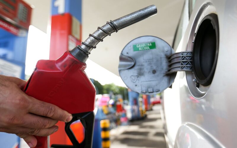 Combustível: governo prevê queda de preço se petróleo mantiver cotação