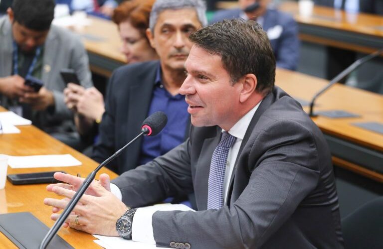 Comissão aprova aumento de pena para sequestro quando refém for usado como escudo - Notícias